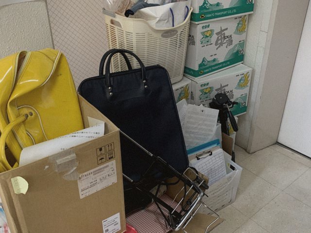 遺品整理でお部屋の荷物を丁寧に仕分けする様子