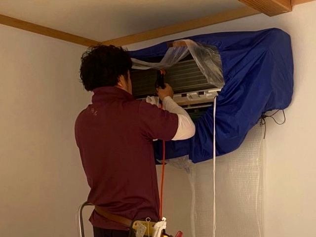 エアコンクリーニング作業の様子